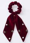 Scrunchie المخملية Bowknot Pearl Diamond Scrunchie باللون العنابي