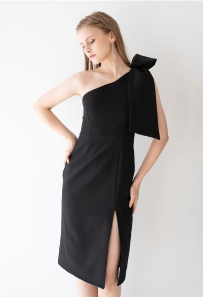 فستان قصير بحمالات مائلة باللون الأسود