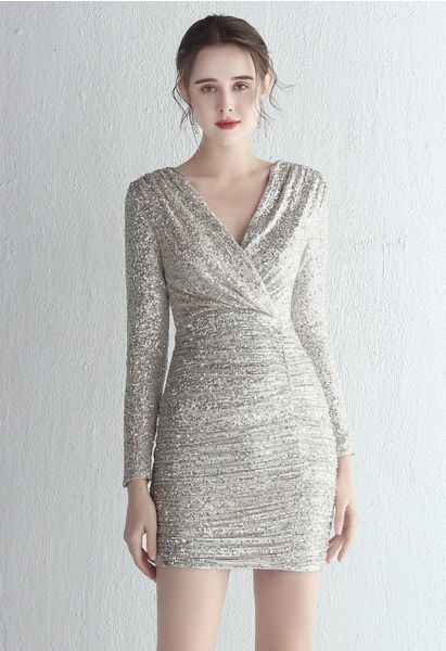 فستان كوكتيل بياقة V وأكمام طويلة من الترتر باللون الفضي