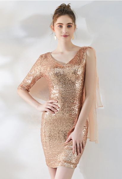 فستان كوكتيل شيفون برقبة على شكل حرف V ومرصع بالترتر باللون الذهبي