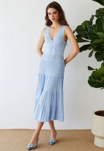 فستان متوسط الطول محبوك بدون أكمام بفتحة من الخلف من قماش صناعي باللون الأزرق