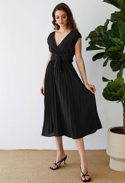 فستان بلا أكمام ملفوف بطيات مزين بالوشاح باللون الأسود