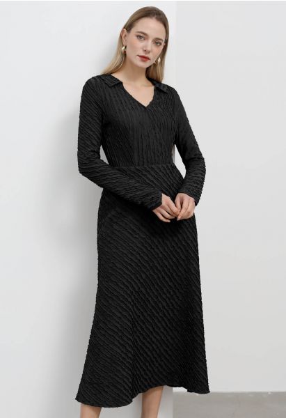 فستان بياقة مموجة ومموج باللون الأسود