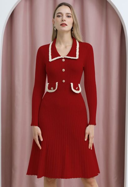 فستان متوسط الطول منسوج بحواف مضفرة وياقة باللون الأحمر