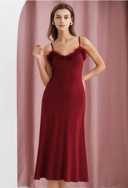 فستان كامي منسوج بحواف من الريش قابل للفصل باللون الأحمر