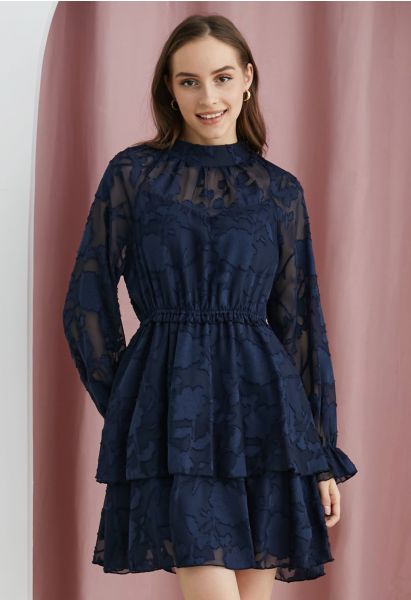 فستان قصير من قماش الجاكار الشبكي ذو طبقات باللون الأزرق الداكن