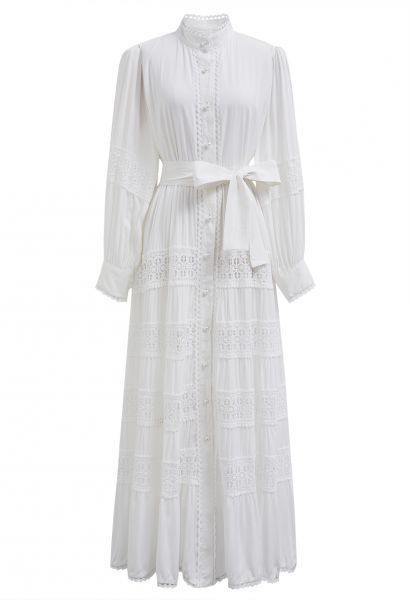 فستان كروشيه بأزرار على الخصر وربطة عنق باللون الأبيض