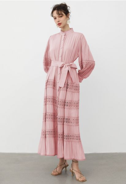 فستان كروشيه بأزرار على الخصر وربطة عنق باللون الوردي