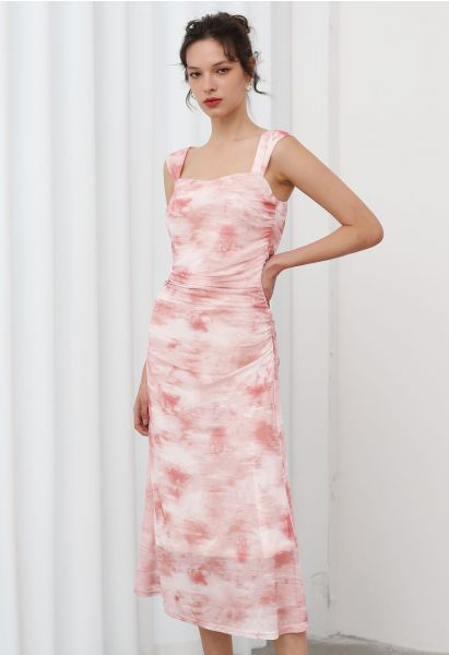 فستان متوسط الطول بحزام عريض شبكي مزين بألوان مائية باللون الوردي