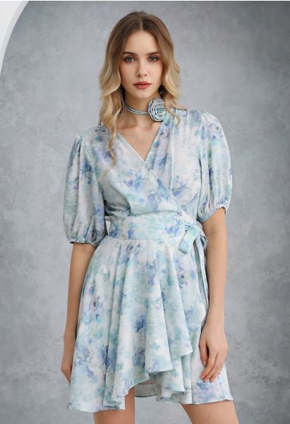 فستان قصير ملفوف بالزهور باللون الأزرق المائي مع قلادة