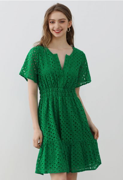 فستان قطني مطرز بفتحة رقبة على شكل حرف V باللون الأخضر