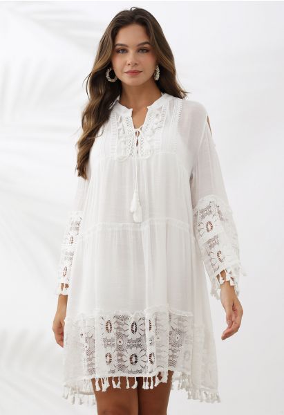 فستان دوللي مزين بشرابة من الدانتيل باللون الأبيض