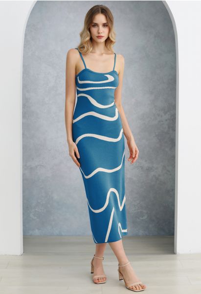 فستان كامي منسوج بطباعة متموجة باللون الأزرق
