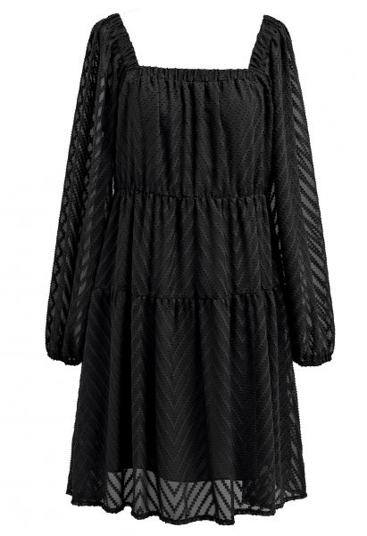 فستان قصير بياقة مربعة ومتعرج باللون الأسود