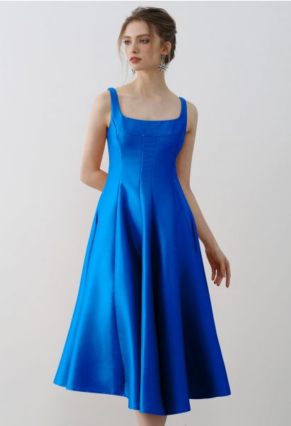 فستان كامي من الساتان المصقول بحاشية واسعة باللون الأزرق الملكي