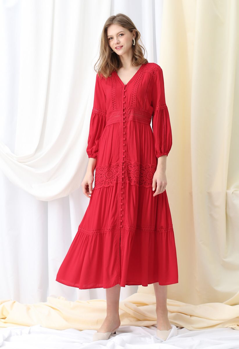 فستان بوهو طويل مطرز من الكروشيه باللون الأحمر