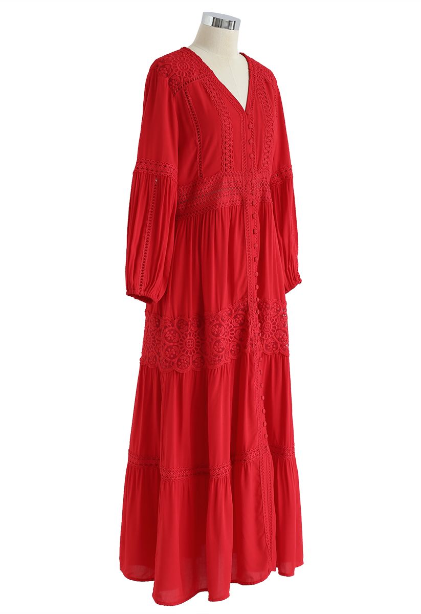 فستان بوهو طويل مطرز من الكروشيه باللون الأحمر