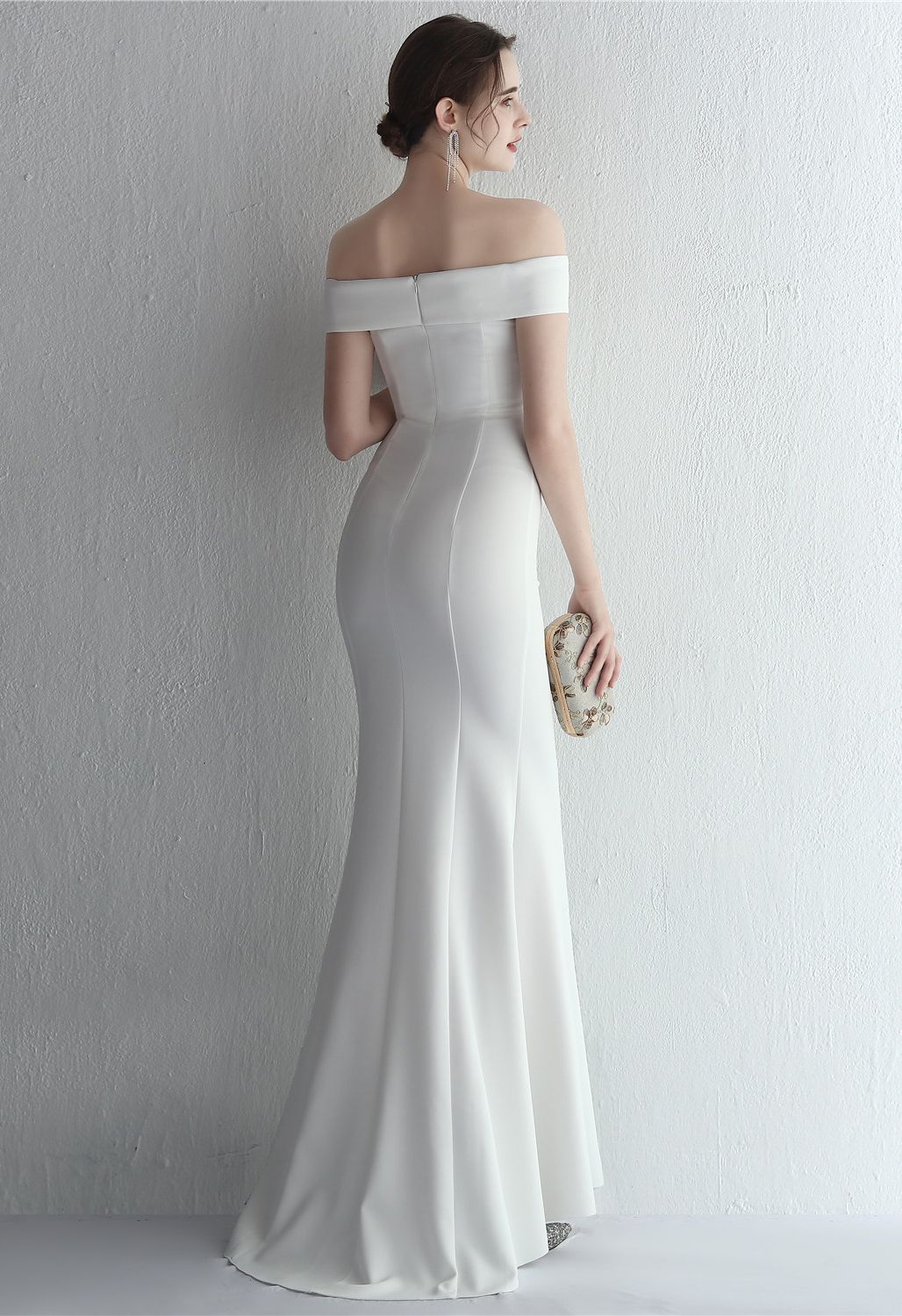 فستان بتصميم ملفوف من الأمام مكشوف الأكتاف باللون الأبيض