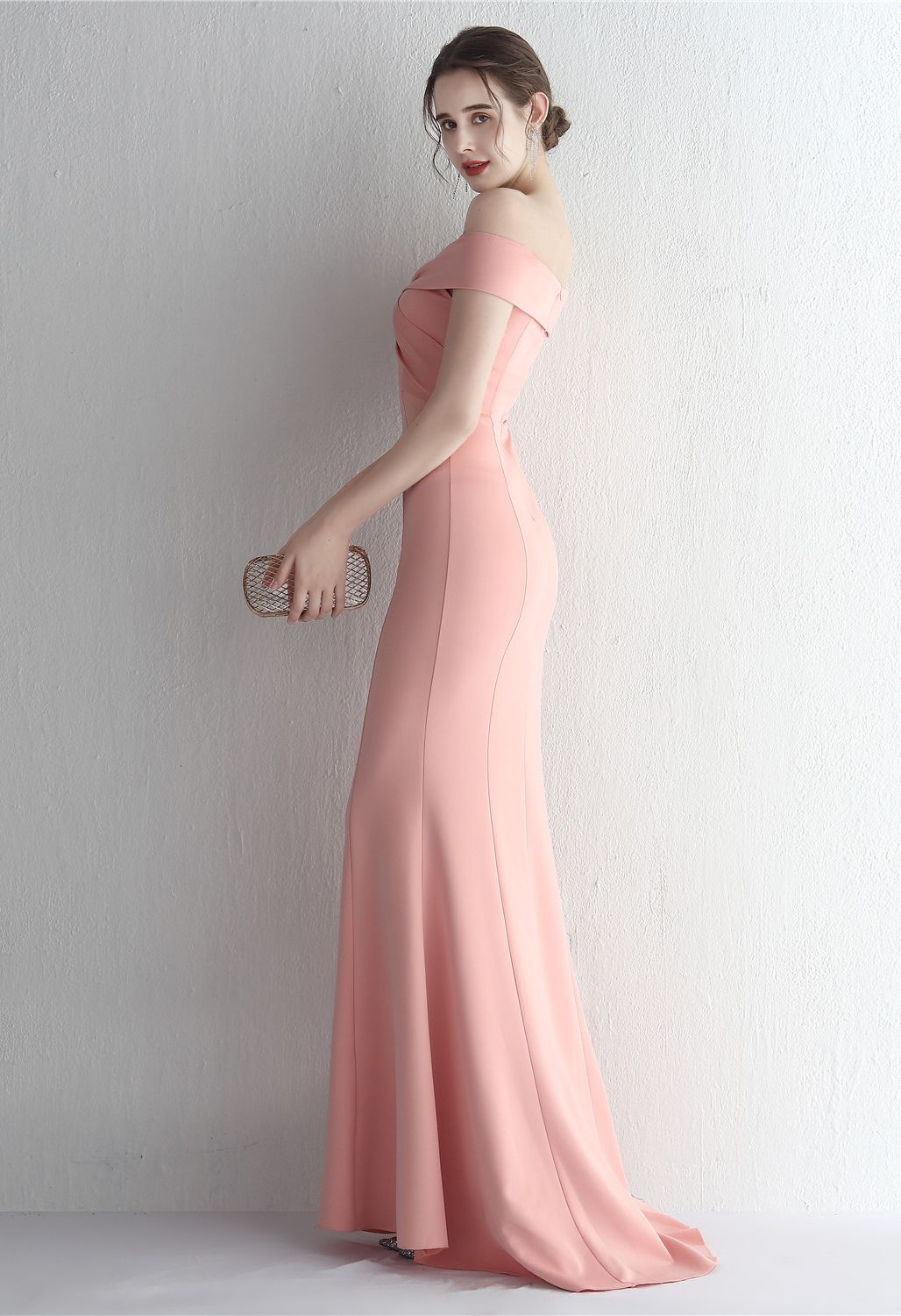 فستان بتصميم ملفوف من الأمام مكشوف الأكتاف باللون الوردي