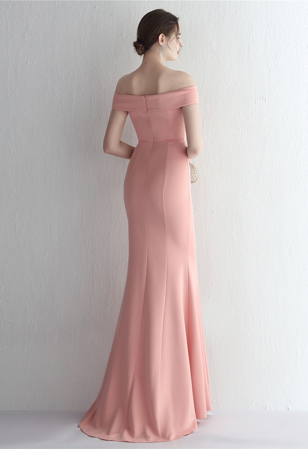 فستان بتصميم ملفوف من الأمام مكشوف الأكتاف باللون الوردي