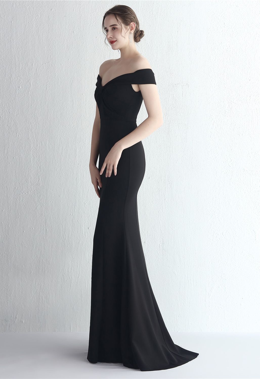 فستان مكشوف الكتفين من الأمام باللون الأسود