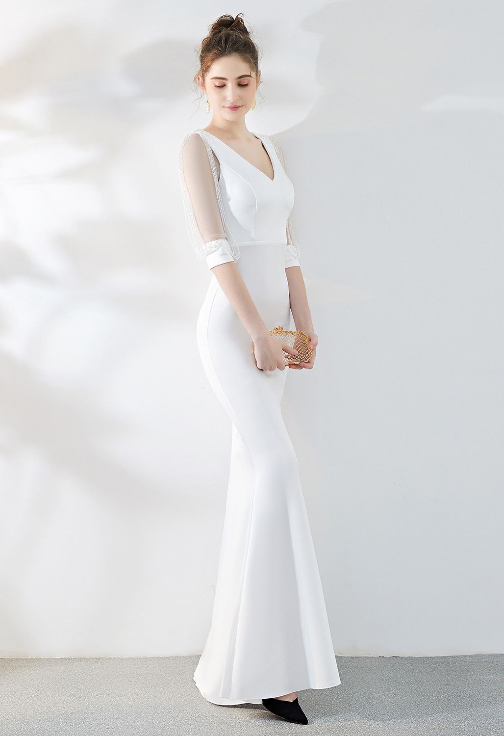 فستان بأكمام شبكية مطرزة بالخرز باللون الأبيض