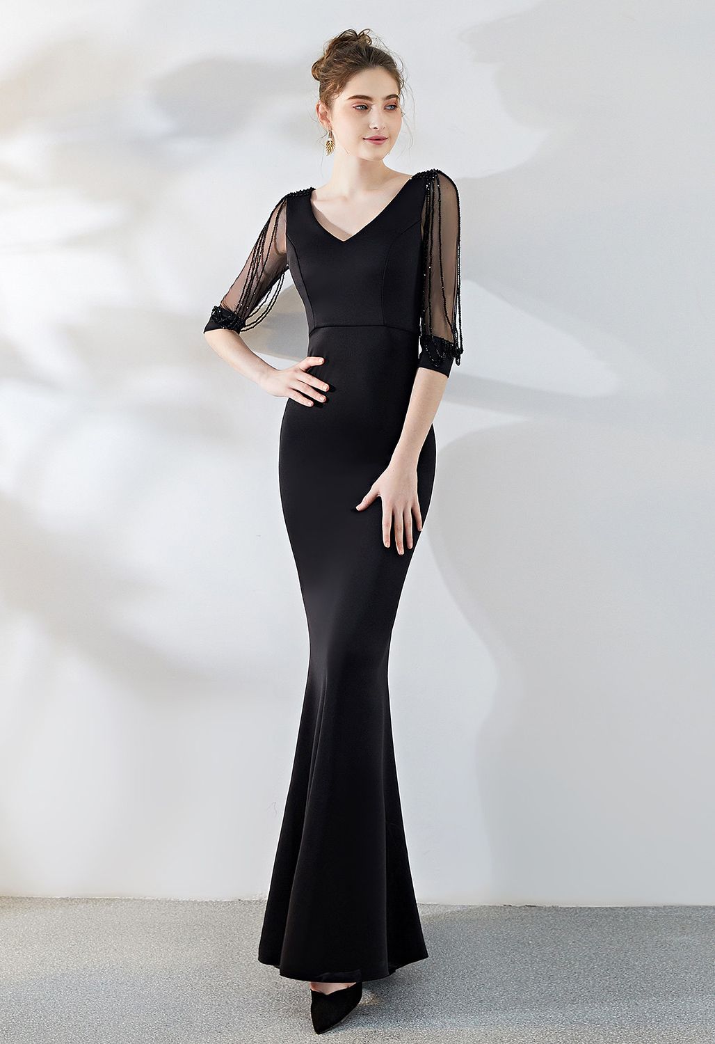 فستان بأكمام شبكية مطرزة بالخرز باللون الأسود