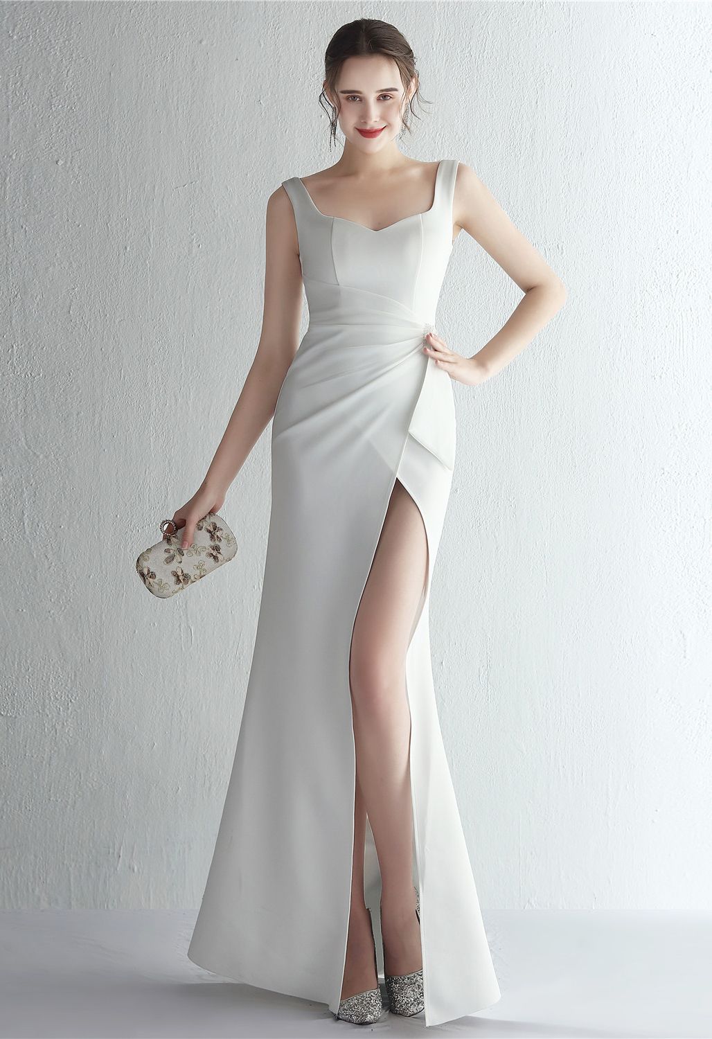 فستان أبيض بخصر مرتفع بفتحة مكشكشة