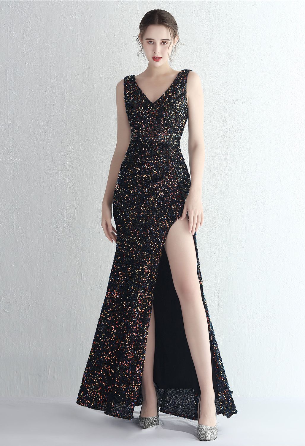 فستان بفتحة رقبة على شكل V مزين بالترتر اللامع باللون الأسود