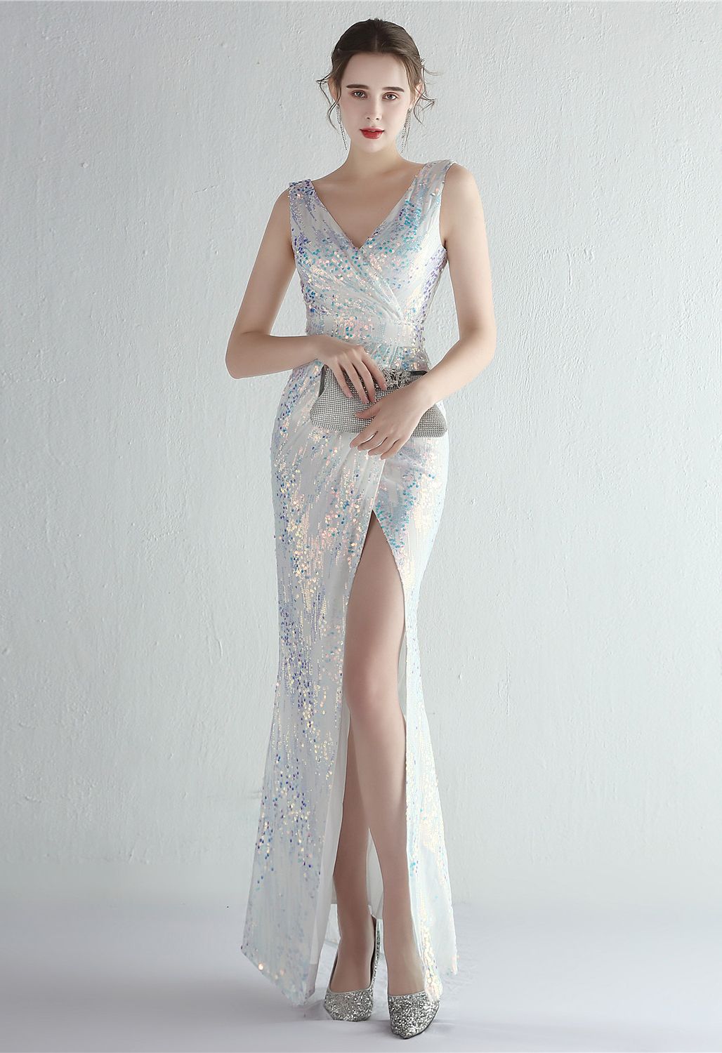 فستان بفتحة رقبة على شكل V ومزين بالترتر متعدد الألوان باللون الأبيض