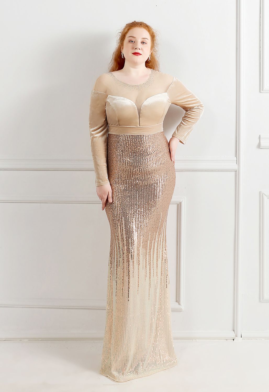 فستان مخملي مزين بالترتر أومبير في الشمبانيا