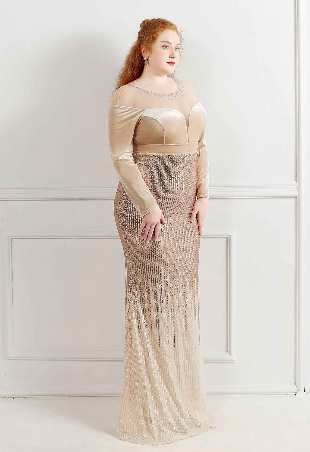 فستان مخملي مزين بالترتر أومبير في الشمبانيا