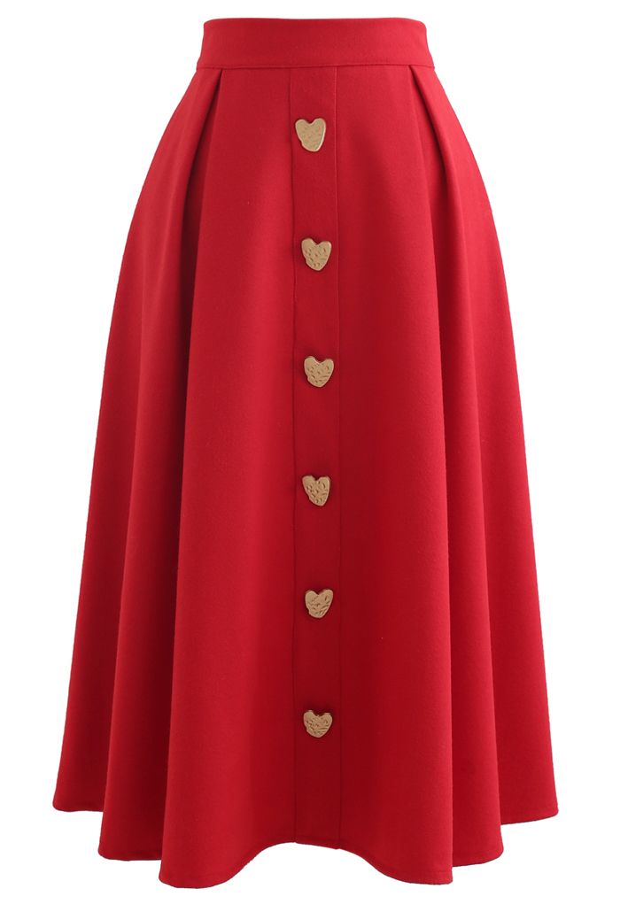تنورة متوسطة الطول مزينة بأزرار على شكل قلب باللون الأحمر
