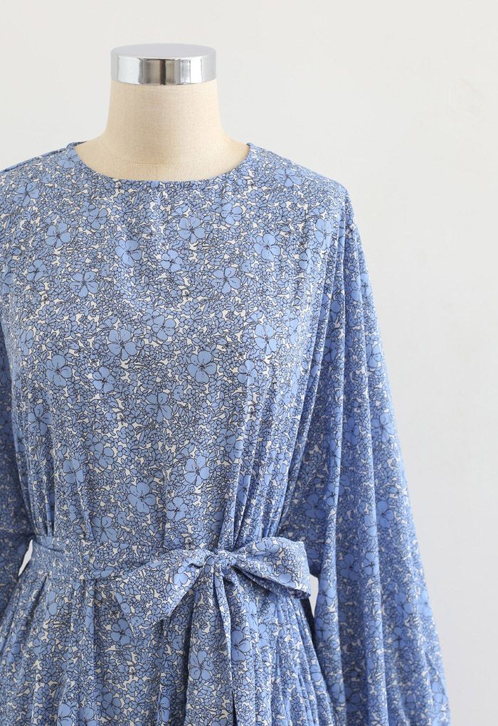 فستان أزرق مطرز بأكمام فقاعة من Floret
