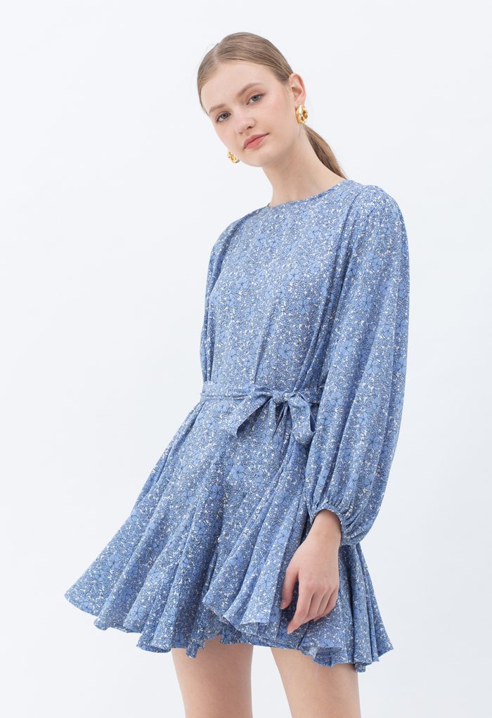 فستان أزرق مطرز بأكمام فقاعة من Floret
