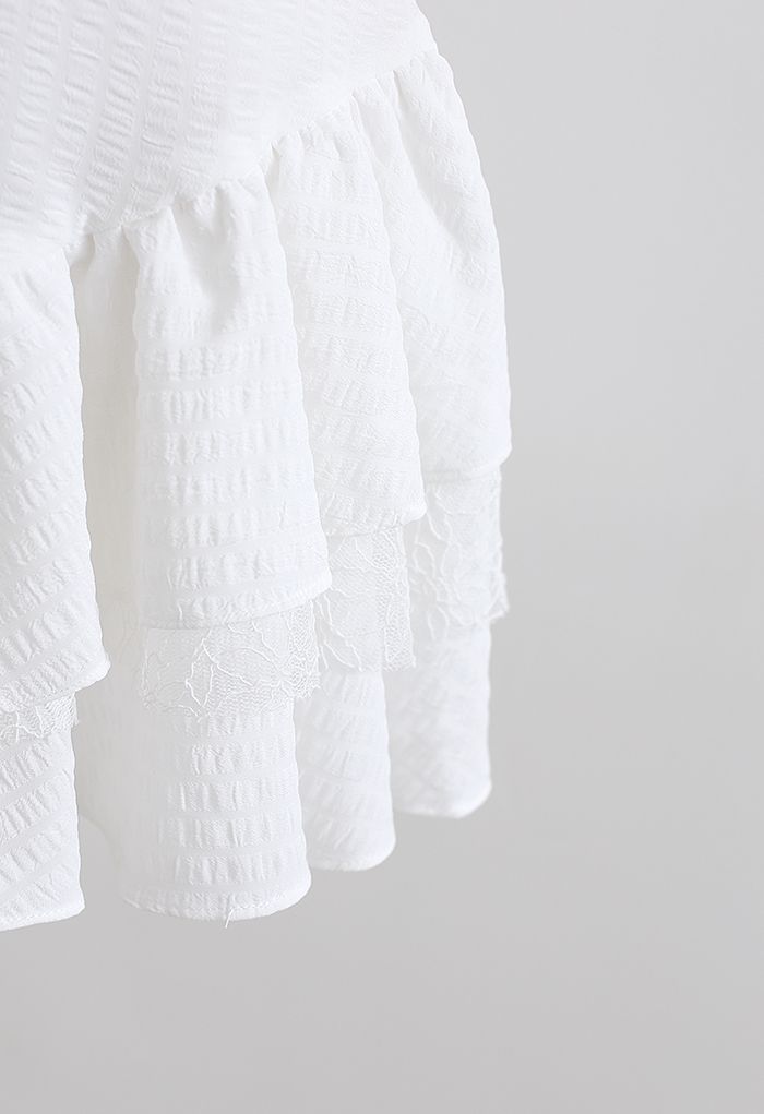 فستان قصير متدرج منقوش من الدانتيل باللون الأبيض