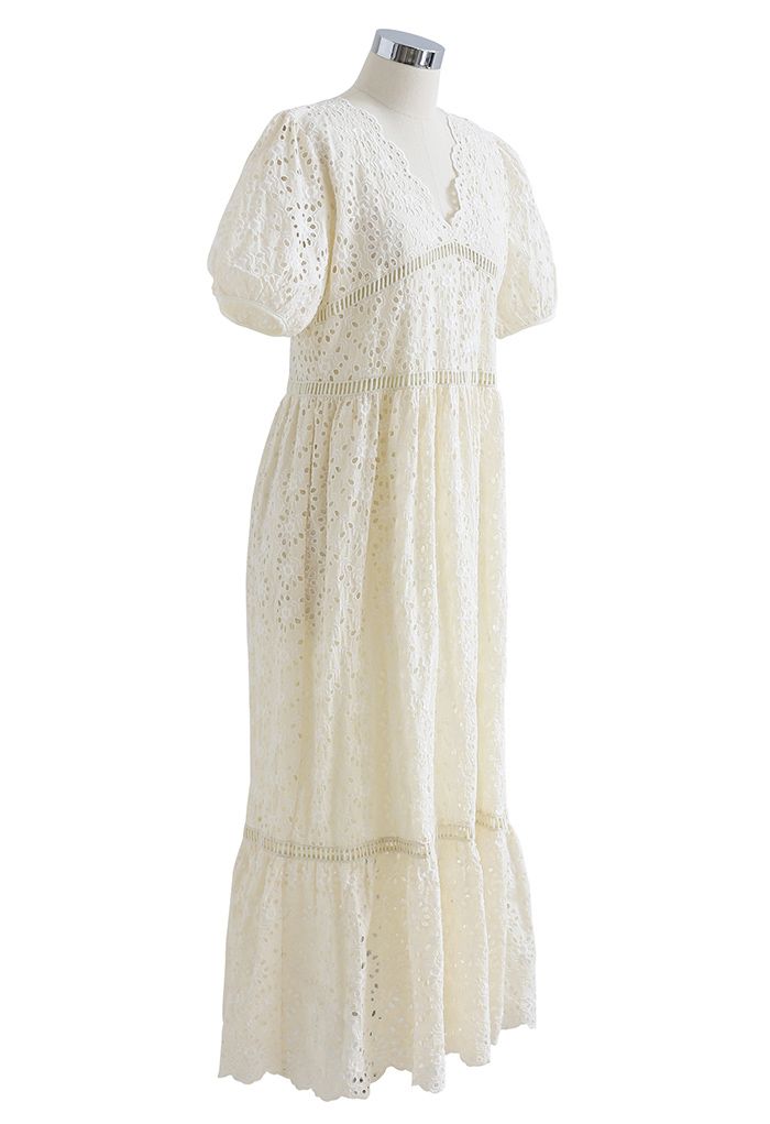 فستان ماكسي مطرز بفتحة عنق على شكل حرف V من الإسكالوب باللون الكريمي