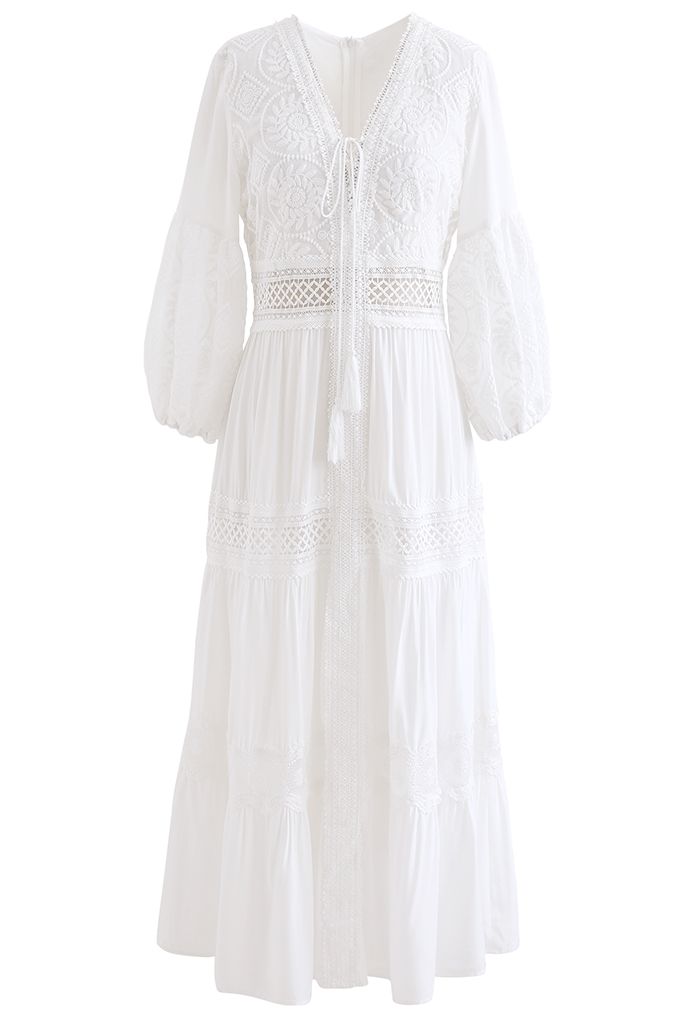 فستان ماكسي أبيض مطرز برباط عباد الشمس