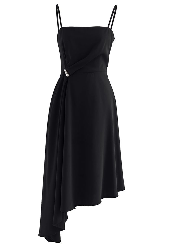فستان كامي غير متماثل مكشكش مزين باللؤلؤ باللون الأسود