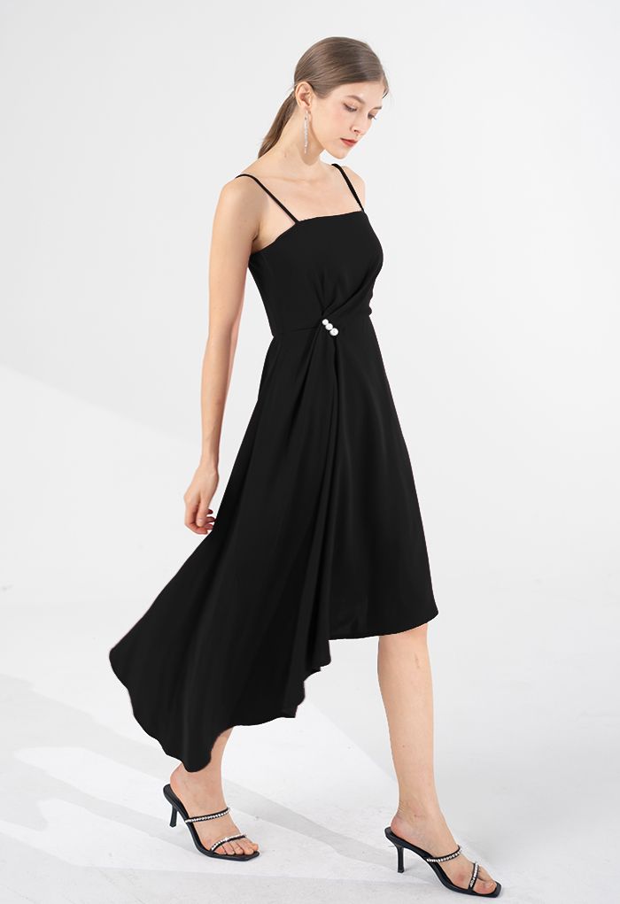فستان كامي غير متماثل مكشكش مزين باللؤلؤ باللون الأسود