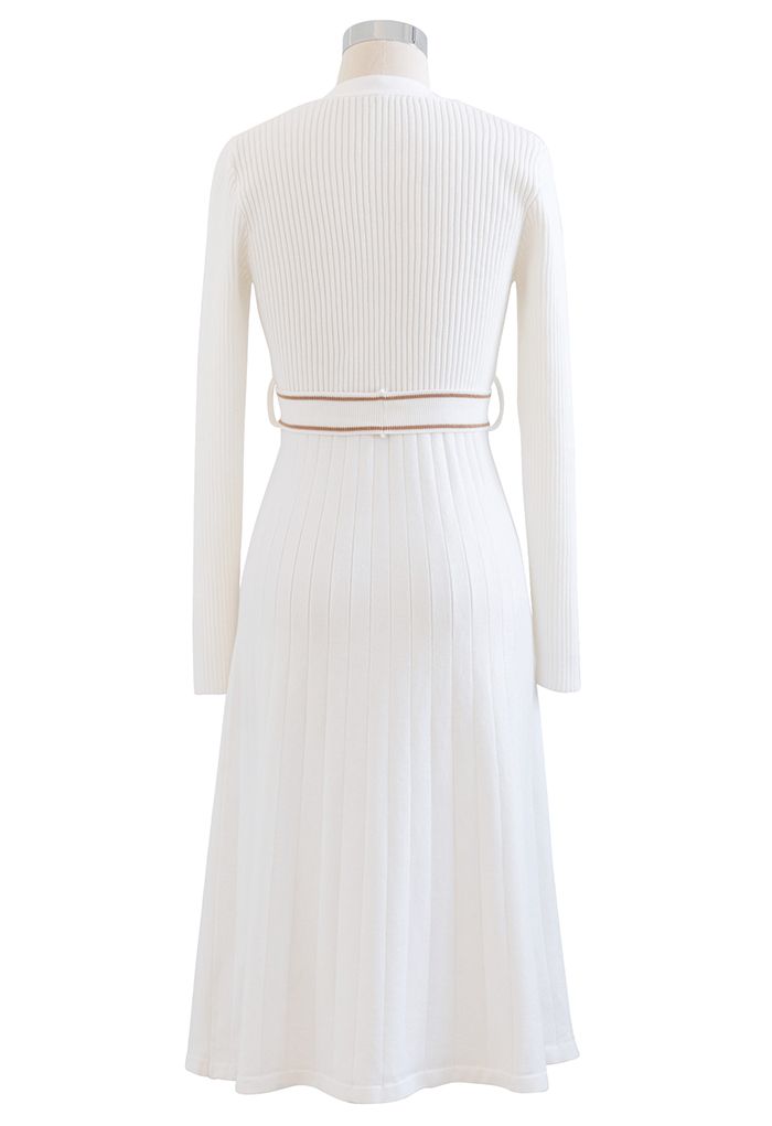 فستان منسوج بأزرار متباينة وميض باللون الأبيض