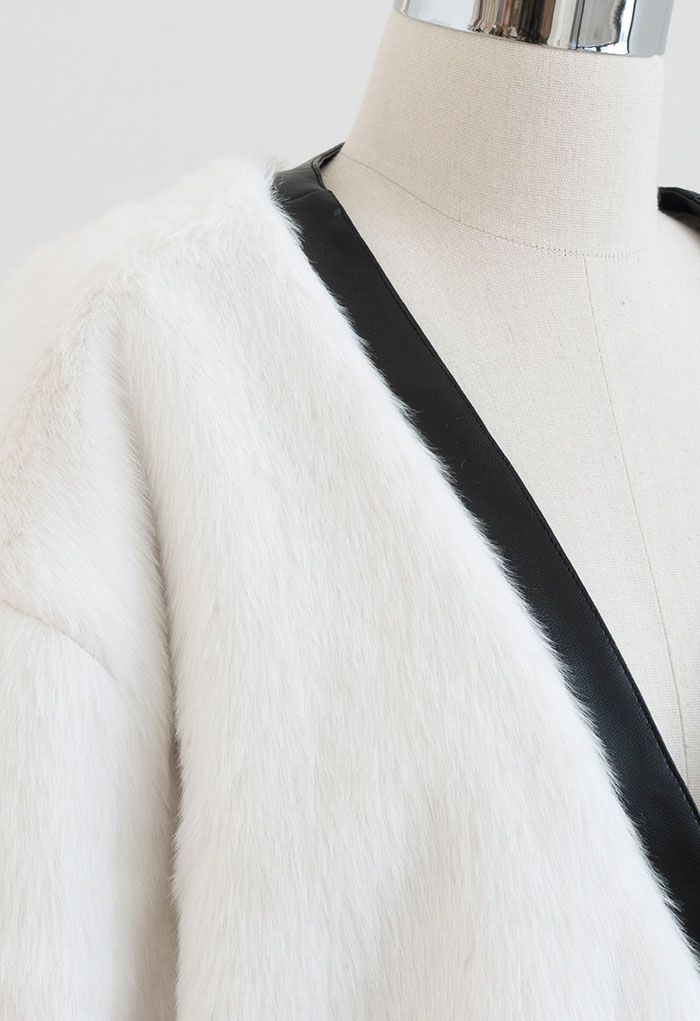 معطف من الفرو الصناعي بحافة جلدية باللون الأبيض