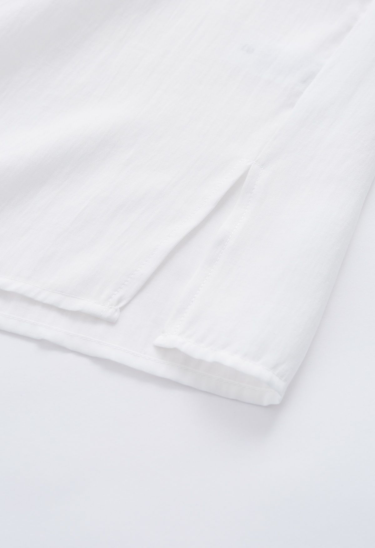 قميص أبيض مكشكش بأزرار جانبية
