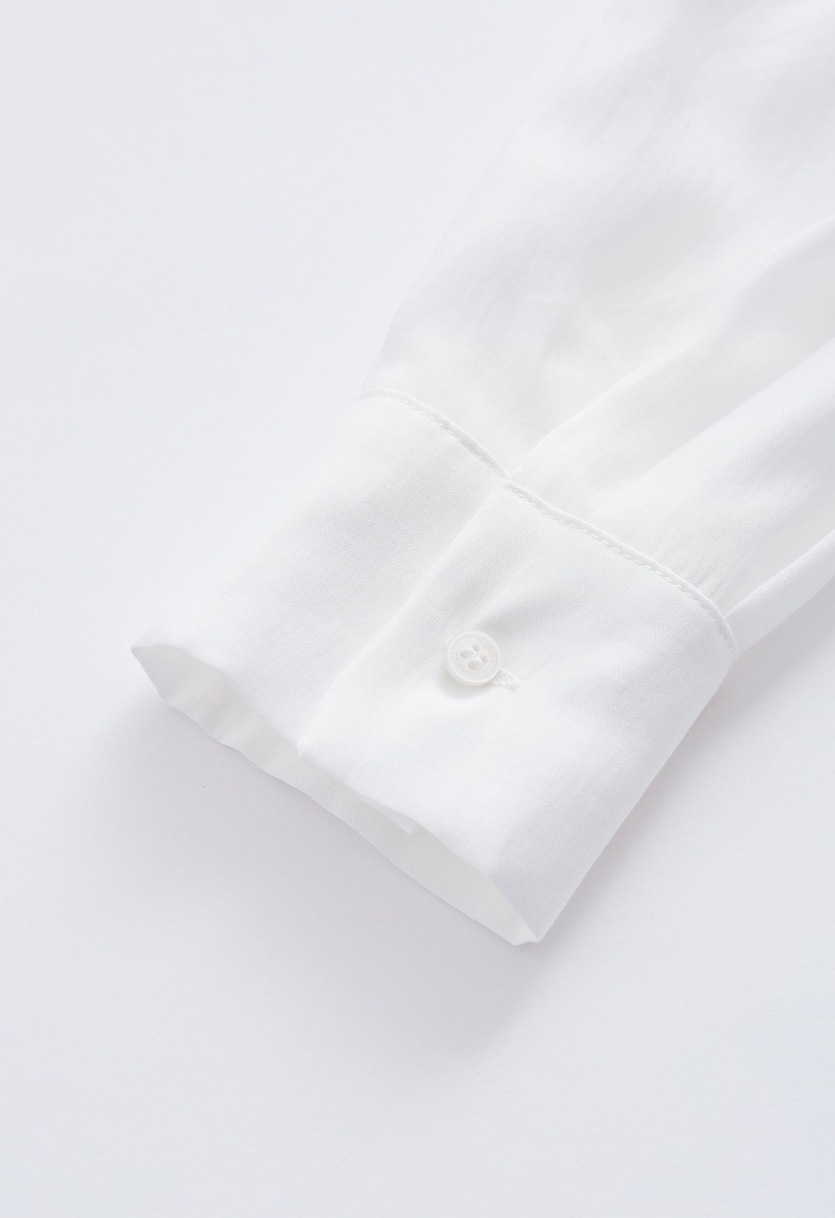 قميص أبيض مكشكش بأزرار جانبية