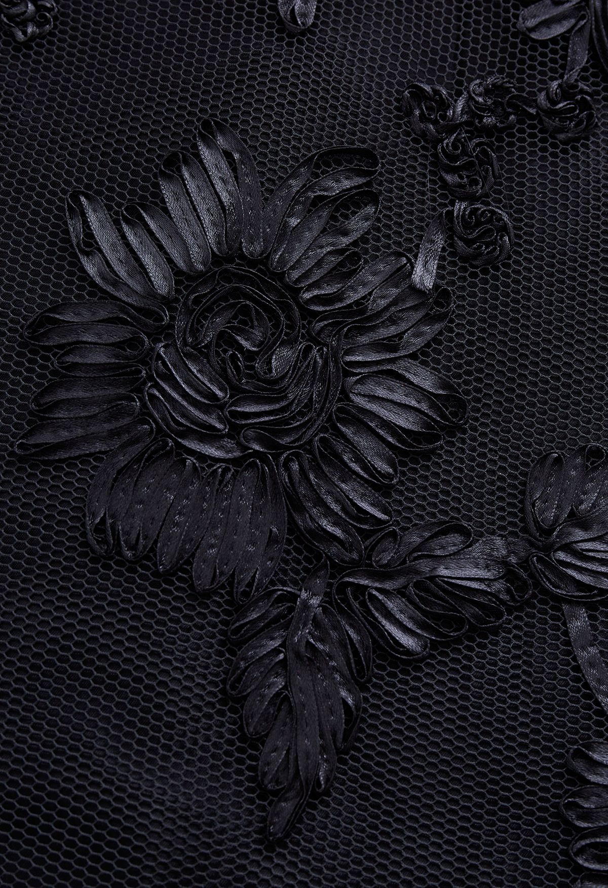 تنورة ميدي مضيئة على شكل قرص العسل وعباد الشمس باللون الأسود