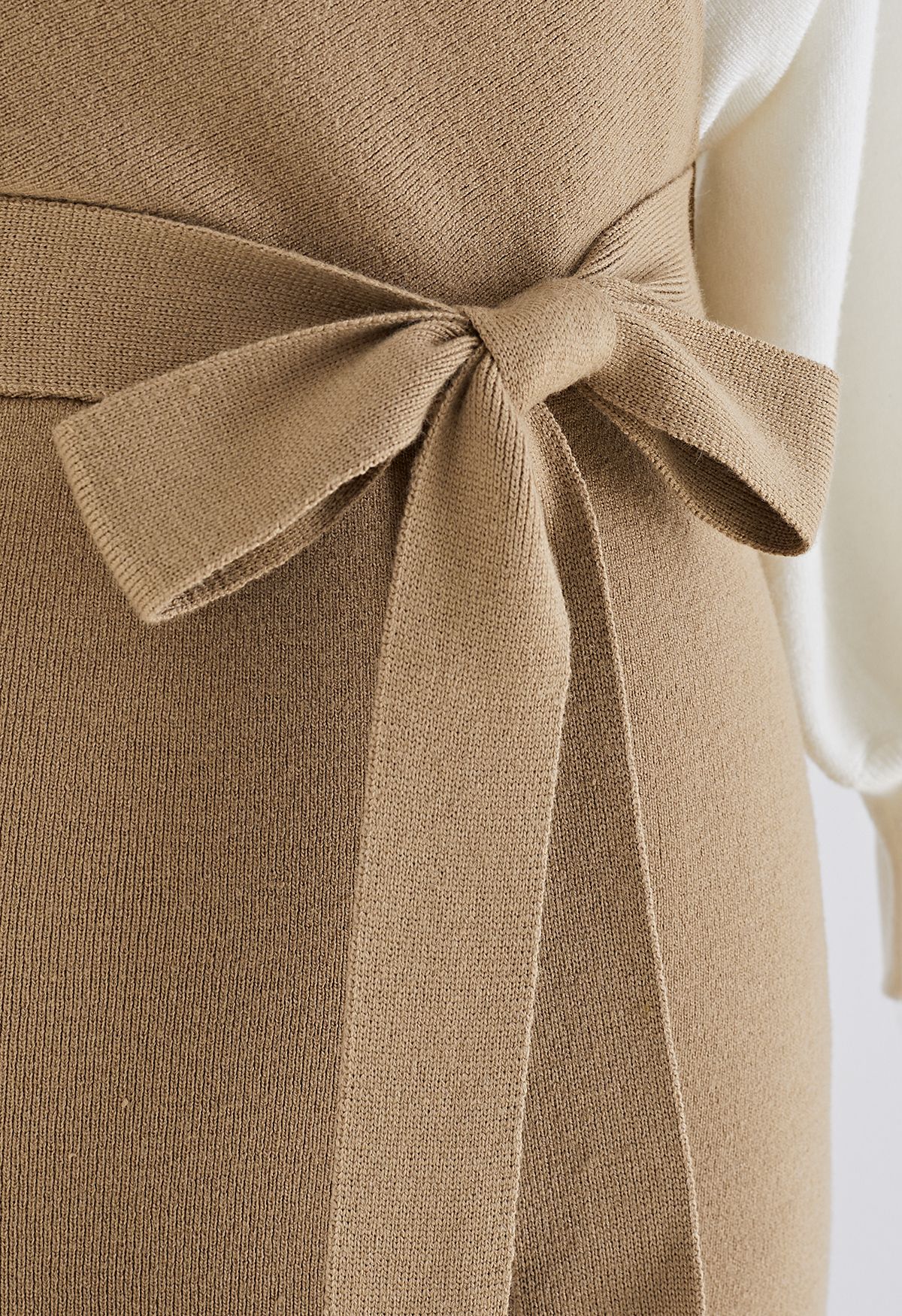 فستان متوسط الطول ملفوف منسوج بلونين مع ربطة عنق باللون البني