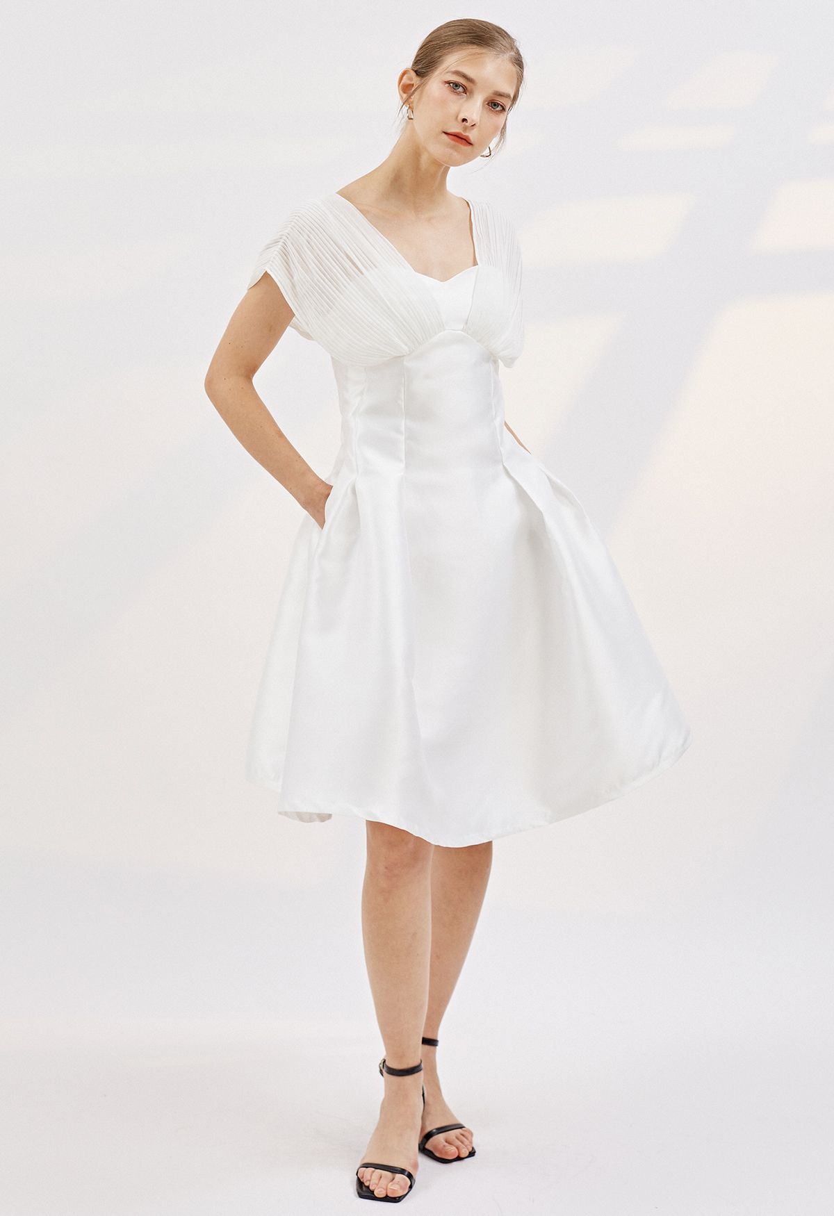 فستان كوكتيل شيفون مطوي باللون الأبيض
