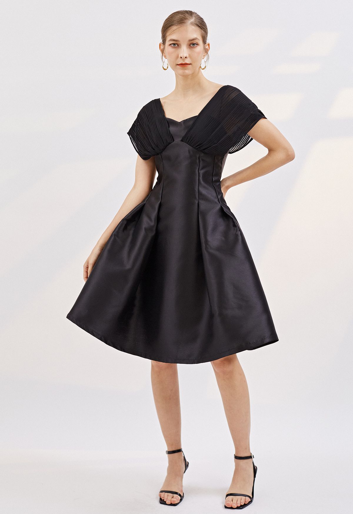 فستان كوكتيل شيفون مطوي باللون الأسود