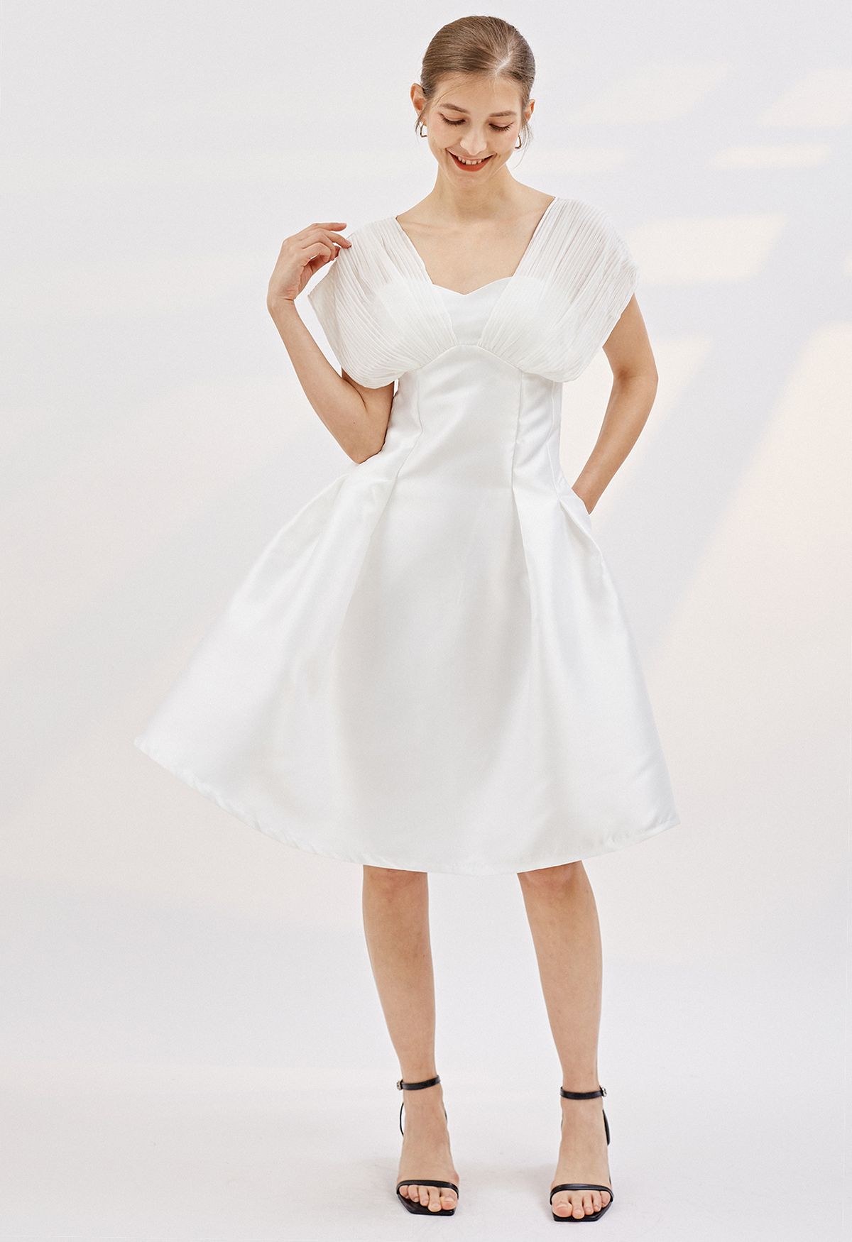 فستان كوكتيل شيفون مطوي باللون الأبيض