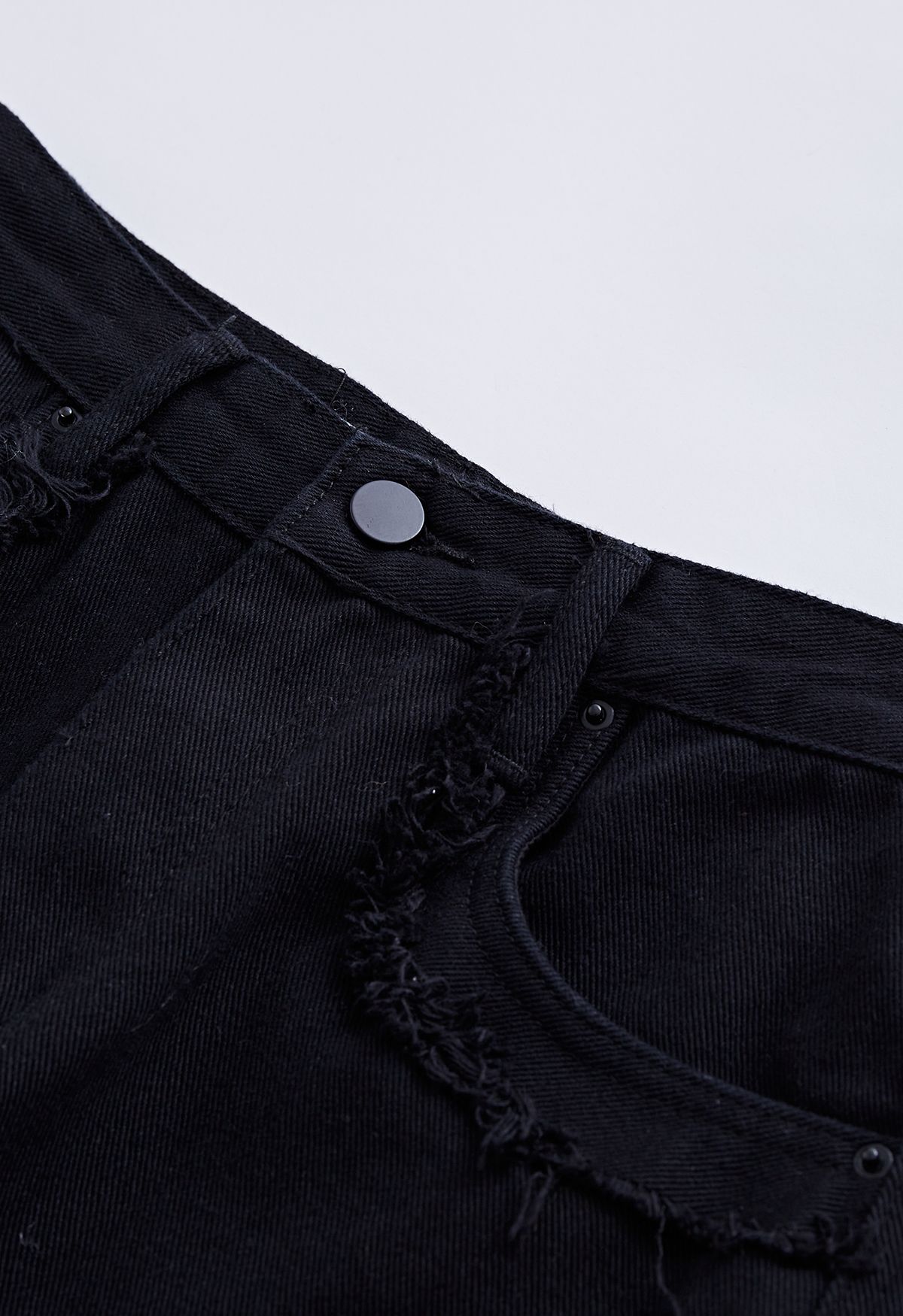 بنطال جينز باللون الأسود